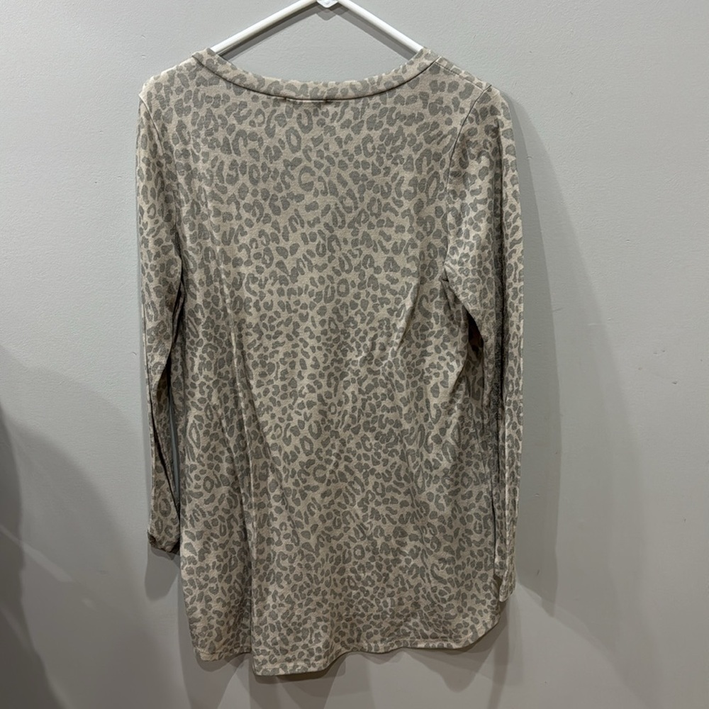 Leopard Long Sleeve - Picture 3 of 3